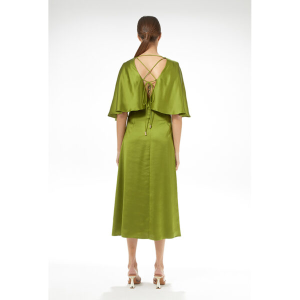 VESTIDO LARGO MIDIM MANGA CORTA EN FORMA DE CAPA. VERDE