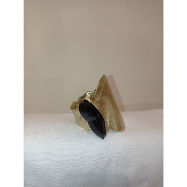 BRAZALETE ANCHO CON PIEDRA NEGRA
