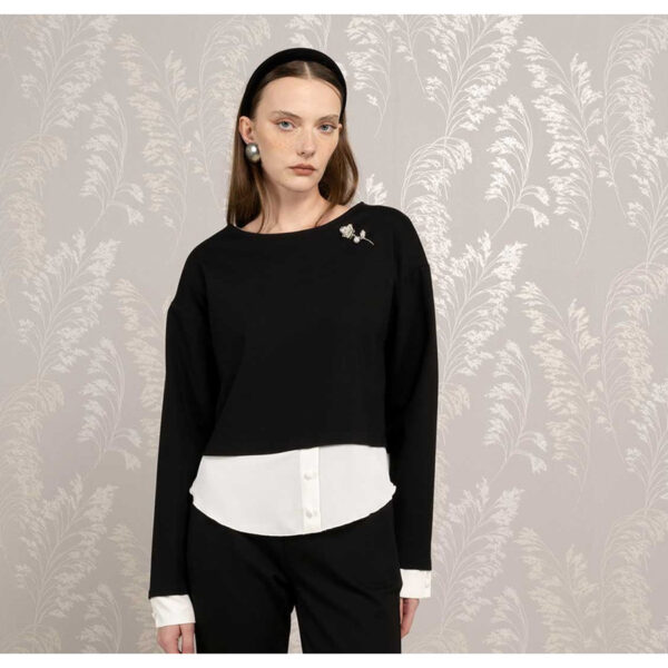 TOP DE PUNTO DE SEDA CON CAMISA ILUSIÓN. DETALLE DE BROCHE. NEGRO