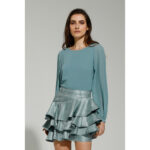 CON DETALLE DE COLLAR DE PEDRERIA. CELESTE