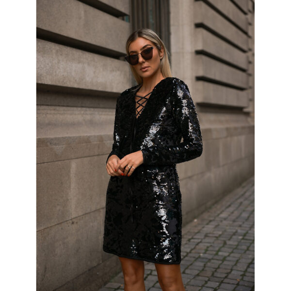 VESTIDO DE ESCOTE EN V ENTALLADO MANGA LARGA ESCAMAS. BLACK