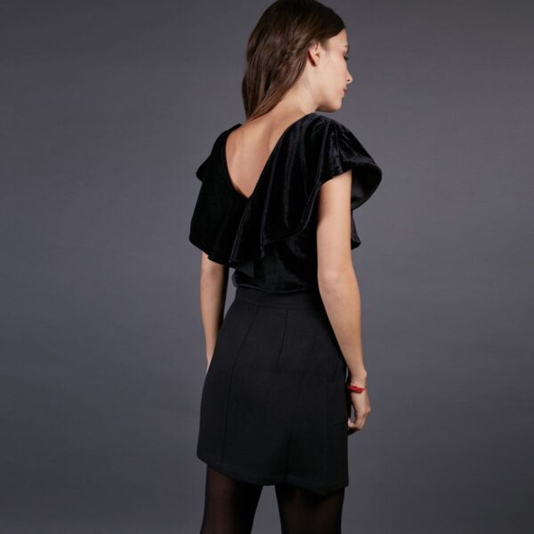 TOP F9369 ESCOTE V CON VOLANTE EN TERCIOPELO. NEGRO