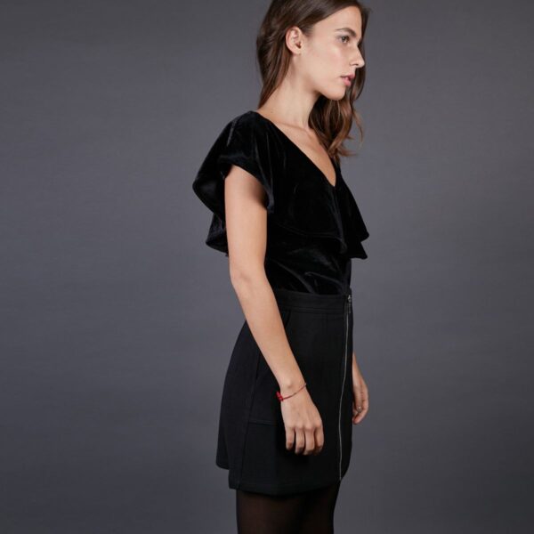 TOP F9369 ESCOTE V CON VOLANTE EN TERCIOPELO. NEGRO