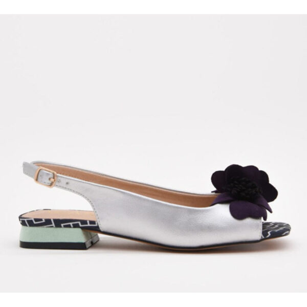 Sandalia plana con flor morada