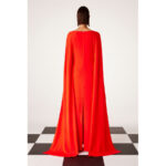 Vestido largo de fiesta con capa color rojo coral