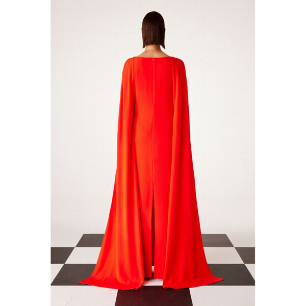 Vestido largo de fiesta con capa color rojo coral