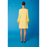 Vestido de fiesta de corte recto con plumas, color amarillo