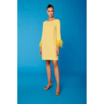 Vestido de fiesta amarillo, corte recto con plumas