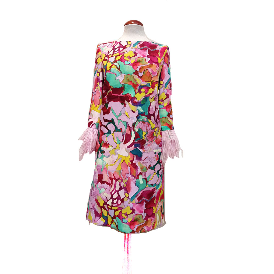 Vestido-de-fiesta-corte-recto-manga-francesa-con-plumas-desmontables-estampado-rosa Vestido de corte recto, estampado color rosa