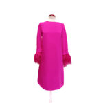 Vestido de fiesta color fucsia con plumas
