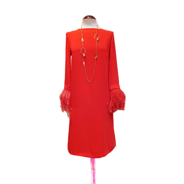 Vestido de fiesta, recto con plumas color rojo coral