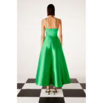 Vestido de fiesta de escote halter y largo midi, en color verde