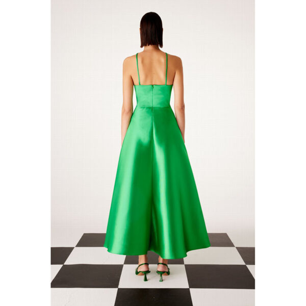 Vestido de fiesta de escote halter y largo midi, en color verde
