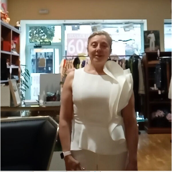 Traje de pantalón de vestir mas top de peplum en color blanco