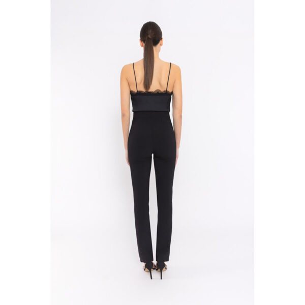 Pantalón de vestir de talle alto con detalle de cadena en la cintura