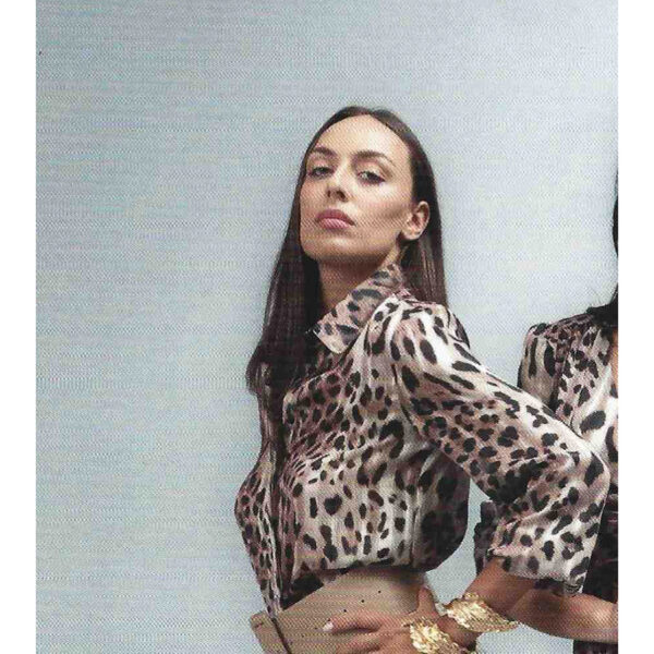 Blusa de vestir estampada en animal print