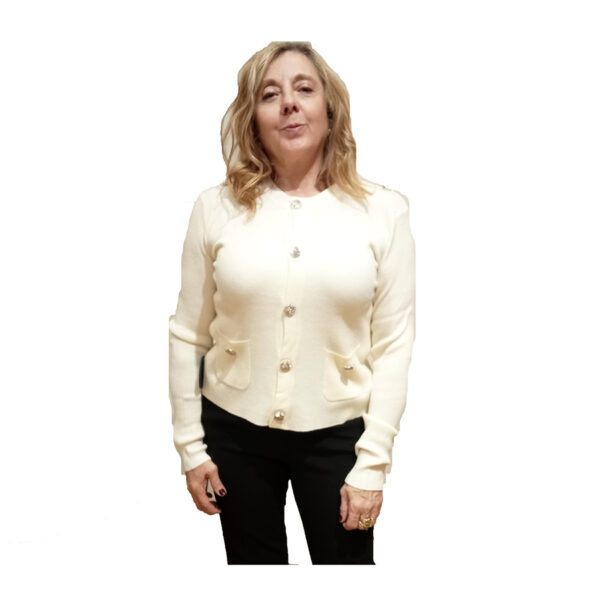 Chaqueta de punto en color crudo con detalle de botones de joya