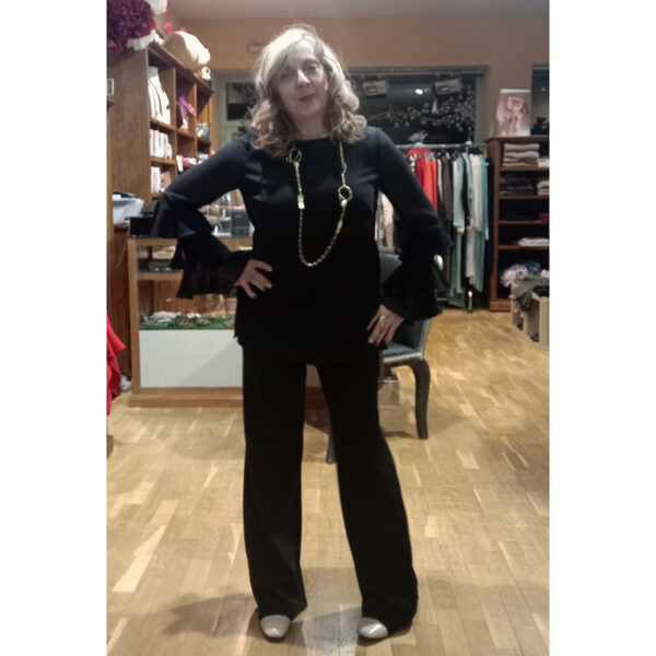 Conjuto de pantalón y top de mangas con volantes en color negro