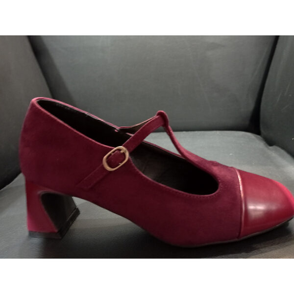 Zapato de estilo Merceditas con punta redondeada combinando charol y ante en color burdeos