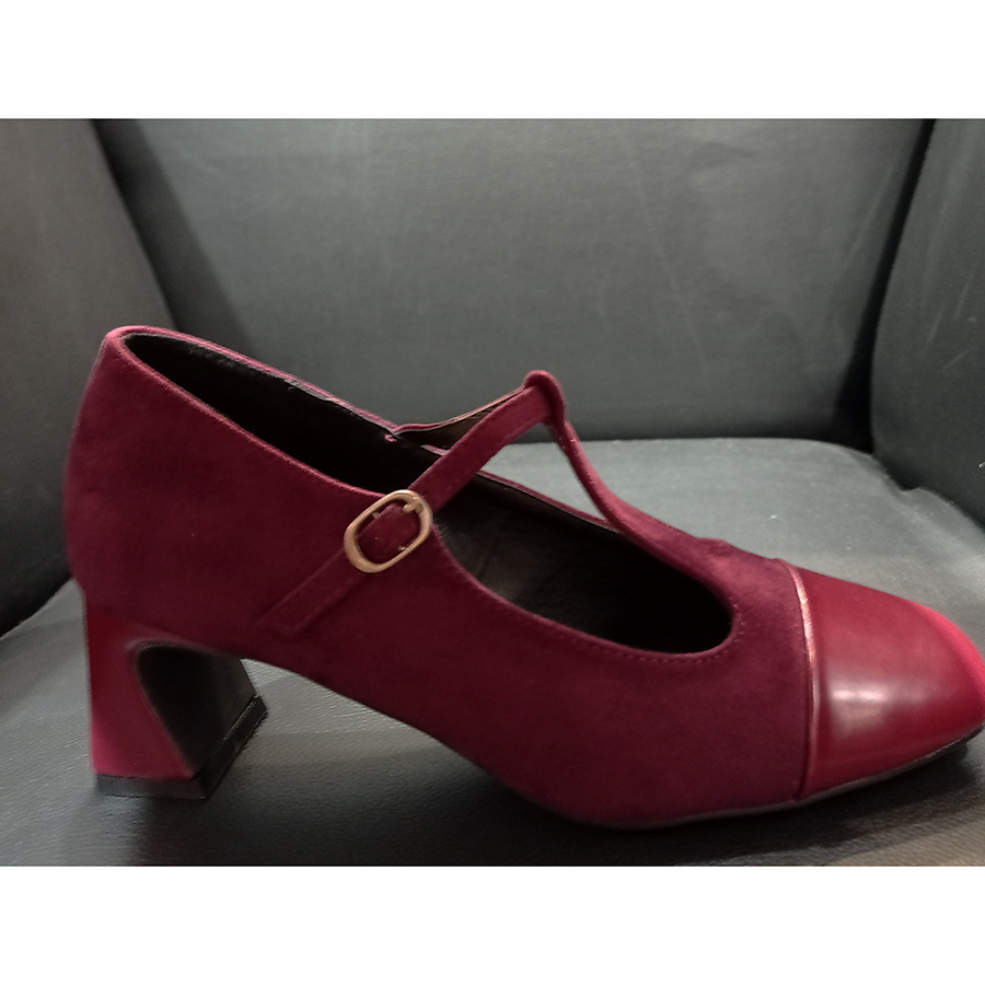 Zapato-T-strap-merceditas-de-tacon-medio-en-color-burdeos Zapato de estilo Merceditas con punta redondeada combinando charol y ante en color burdeos