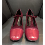 Zapato de estilo Merceditas con hebilla Tstrap, con punta redondeada en color burdeos