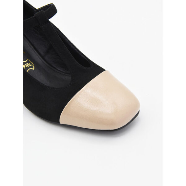 Zapato de estilo Merceditas con punta redondeada y hebilla straps