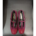 Zapato de estilo Merceditas con punta redondeada y hebilla tstrap en color burdeos
