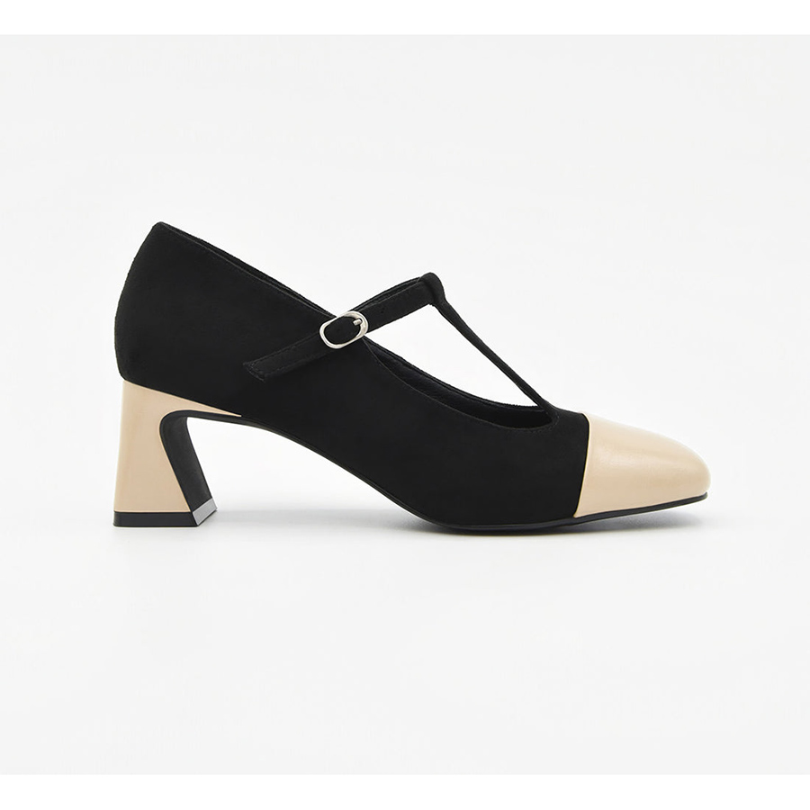 Zapato-merceditas-t-strap-en-color-negro Zapato estilo merceditas con punta redonda y tacón medio, con hebilla straps
