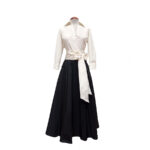 Vestido de fiesta de estilo lady con vuelo ajusta a la cintura con cinturón y lleva el escote cruzado en color blanco y negro