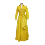 Vestido de fiesta de estilo lady en color amarillo, que ciñe a la cintura con cinturón