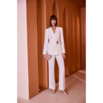 Conjunto de chaqueta cruzada y pantalón de fiesta en color blanco ideal para invitada de boda madres de comunión graduaciones