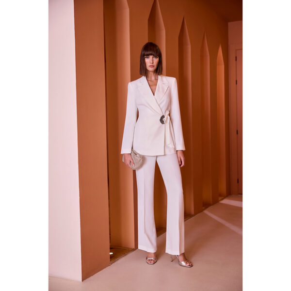 Conjunto de chaqueta cruzada y pantalón de fiesta en color blanco ideal para invitada de boda madres de comunión graduaciones