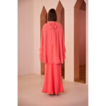 Conjunto de falda top y capa en color coral