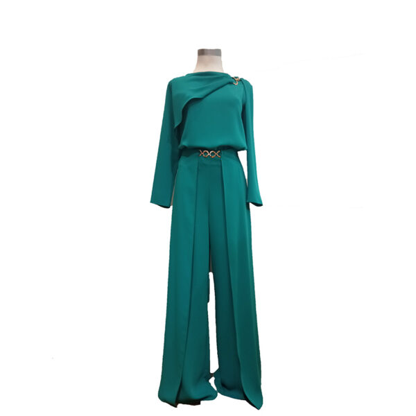 Conjunto de fiesta de pantalón mas top con mangas en color verde esmeralda ideal para invitada de boda o mamás de comunión