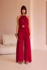 Conjunto de fiesta, de pantalón palazzo y casaca con escote halter en color burdeos - Imagen 2
