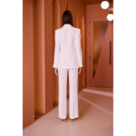 Conjunto de fiesta en color blanco, de pantalón y chaqueta cruzada,  con cierre de lazada y detalle de pedrería en la chaqueta - Imagen 3