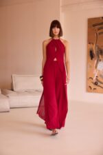 Conjunto de pantalón de fiesta y casaca de escote halter en color burdeos