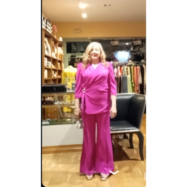 Conjunto de pantalón de vestir y blusa cruzada en la cintura con hebilla en color fucsia