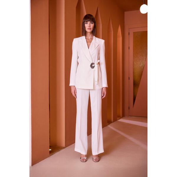Conjunto de pantalón y chaqueta cruzada de fiesta en color blanco ideal para madres de comunión invitada de boda