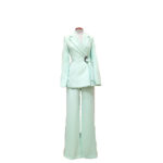 Conjunto de fiesta en color verde menta, de pantalón y chaqueta cruzada con cierre de lazada y detalle de pedrería en la chaqueta - Imagen 2