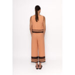 Conjunto de vestir, de pantalón de talle alto con top sin mangas, con pasamanería, en color coral - Imagen 2
