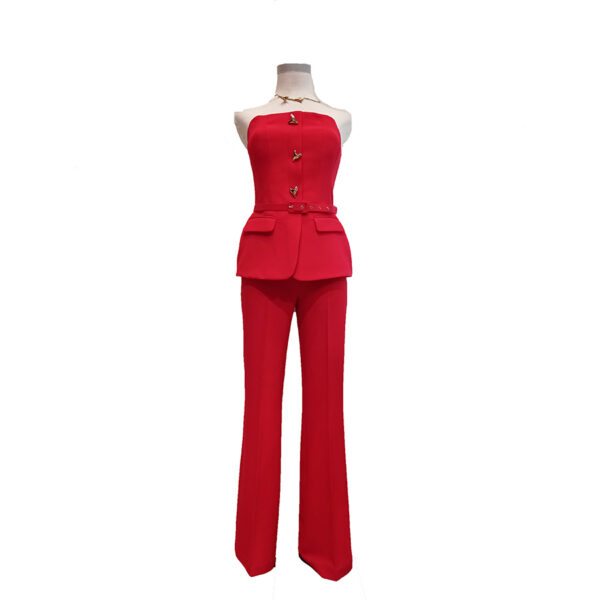 Conjunto de vestir compuesto por pantalón de talle alto mas top de palabra de honor de estilo peplum en color rojo