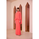 Conjunto de tres prendas falda top y capa en color coral