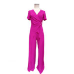 Mono de vestir de escote cruzado y capas en los laterales del pantalón con manga corta en color fucsia
