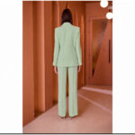 Traje de chaqueta y pantalón con detalle de joya en la chaqueta en color verde menta