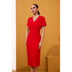 Vestido de fiesta de largo midi y estilo lápiz con capita a modo de manga corta en color rojo ideal para invitada de boda o invitada de comunión