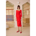 Vestido de fiesta de largo midi, con escote asimétrico en color rojo
