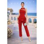 Conjunto de pantalón y top de peplum con escote asimétrico en color rojo