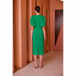 Vestido de fiesta de largo midi y estilo lápiz con cetalle de las mangas abullonadas en color verde