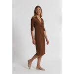 Vestido de largo midi, de corte wrap con el escote en "V" con un cruzado perfecto y detalle metálico en la cintura, en color chocolate - Imagen 2